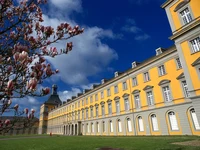 Uni_Hauptgebäude_Frank-Luerweg.jpg